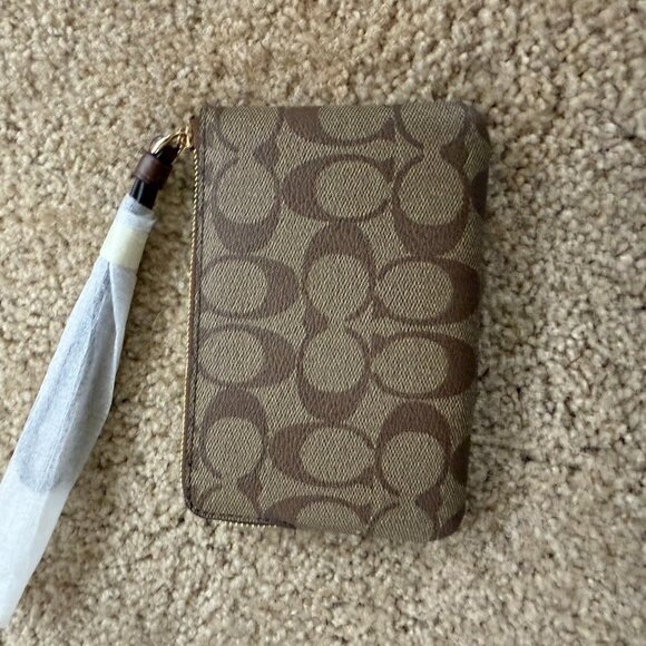 Coach Wristlet NEW Stylish - Picture 2 of 2